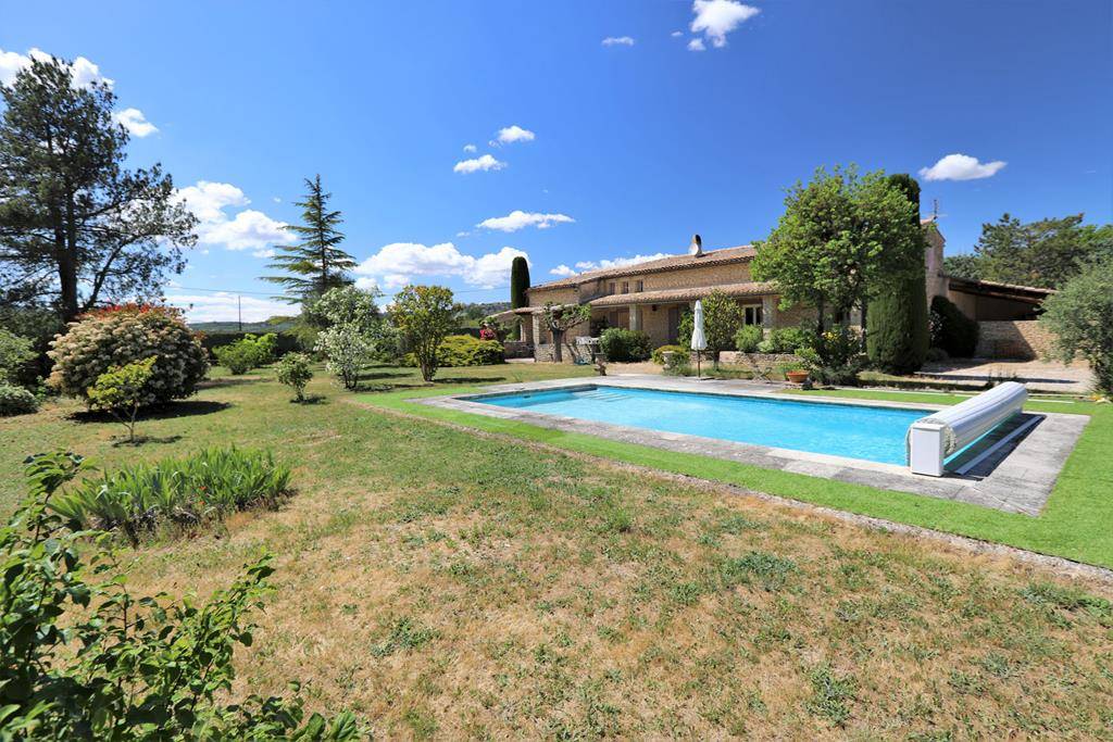 EXCLUSIVITE : Belle maison en pierre de Gordes, avec piscine, sur plus d'un hectare   