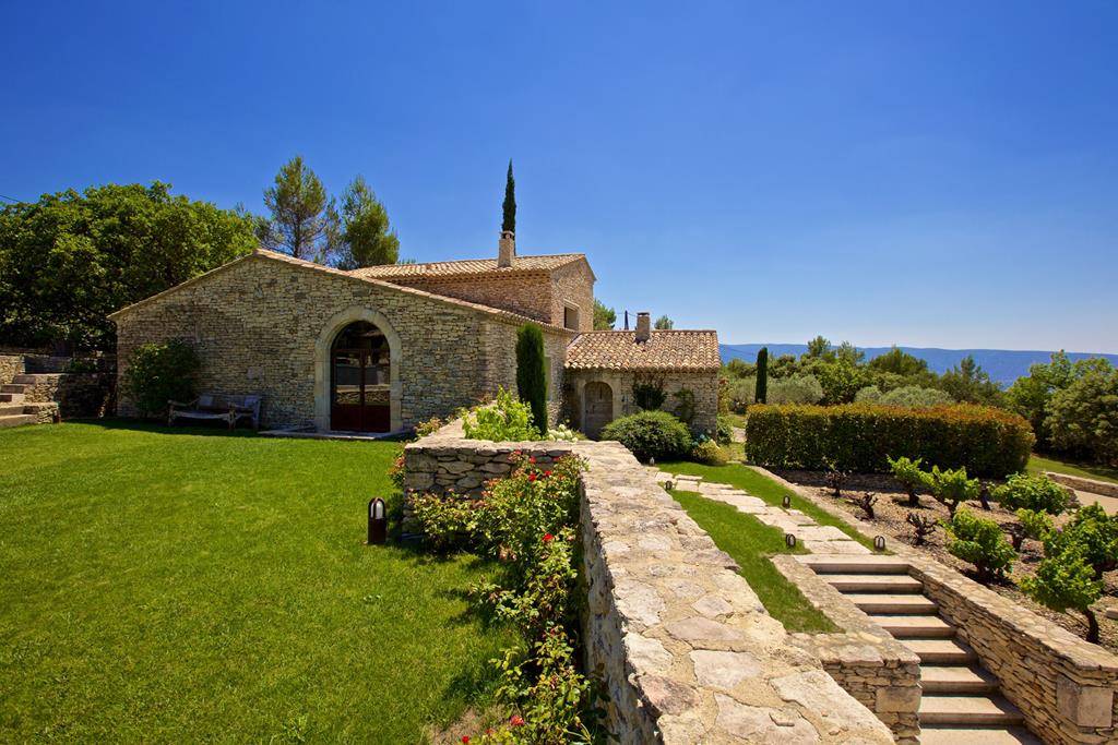 GORDES, SUPERBE PROPRIÉTÉ DE PRESQUE 2,5 HECTARES AU GRAND CALME   