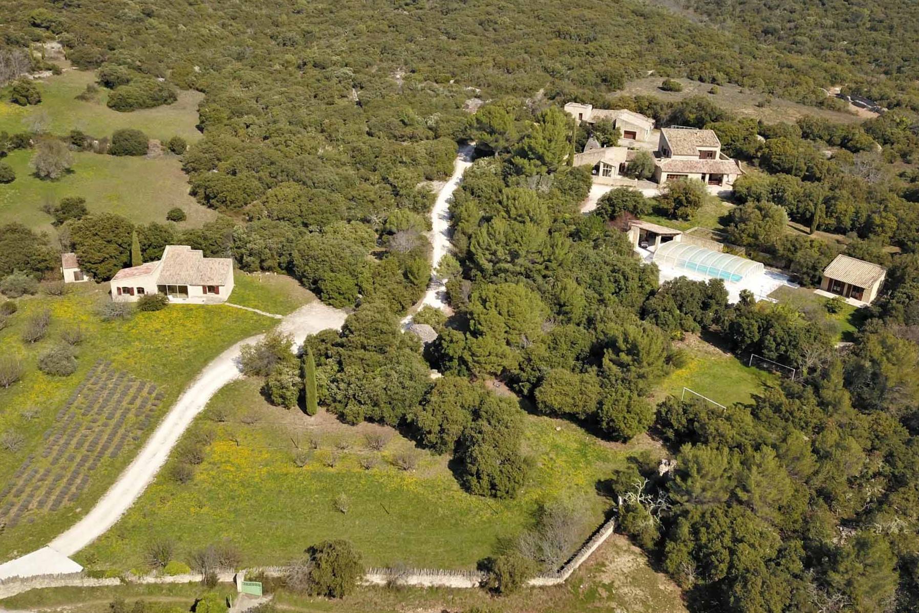 Superbe propriété sur plus de 4,3 hectares en campagne de Gordes   