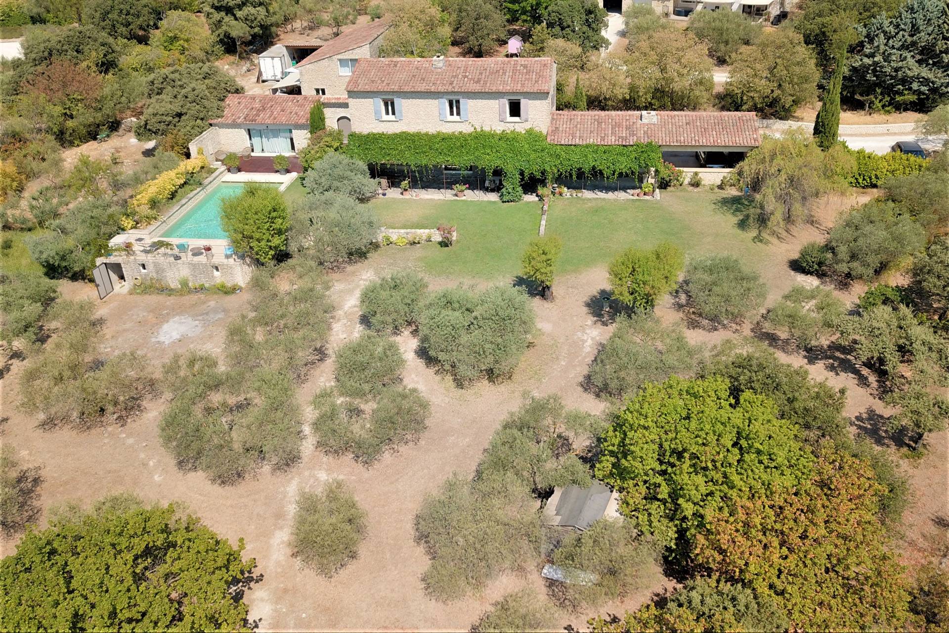 Gordes, propriété avec piscine, dépendances et belles vues.