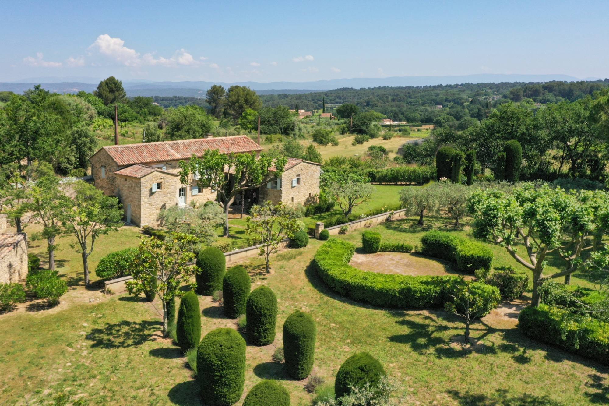 En exclusivité : Propriété de charme au cœur d’un vallon du Luberon, à quelques minutes d’Oppède le Vieux et du hameau des Poulivets.