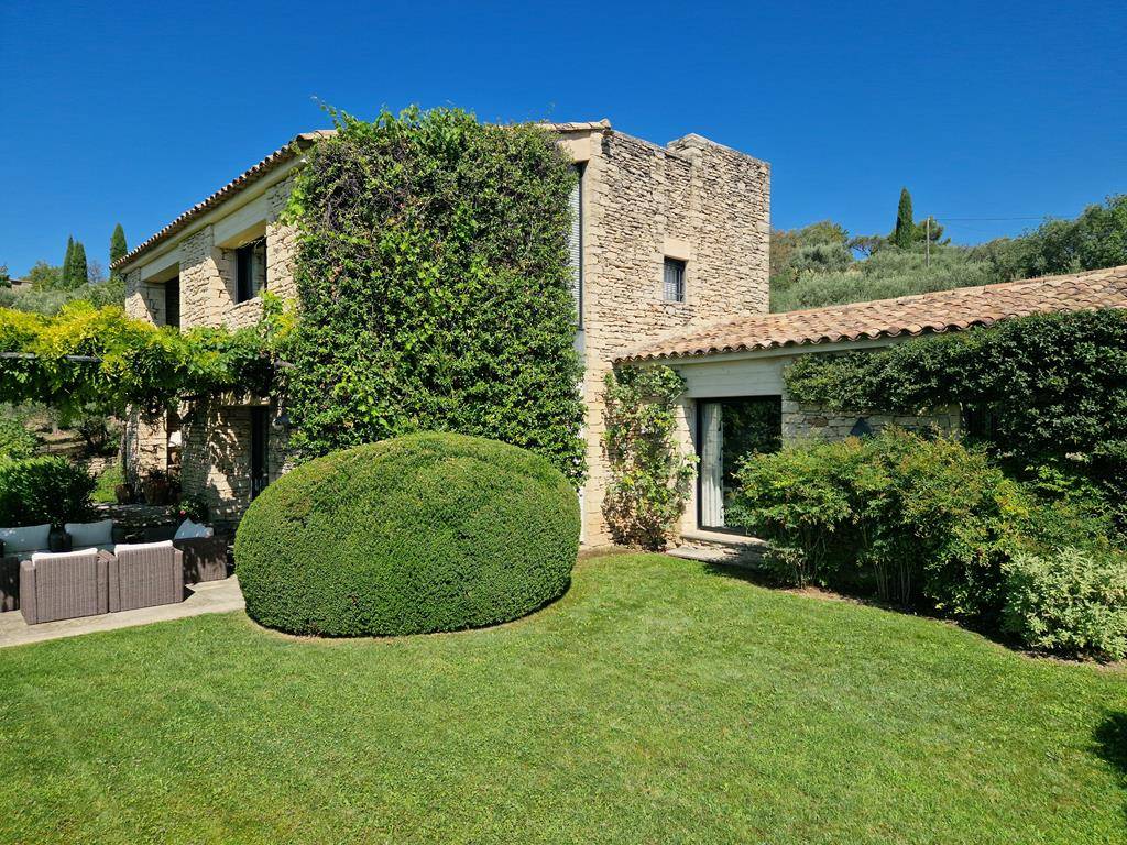 Maison traditionnelle en pierres avec annexe, garages, piscine miroir et vues superbes.