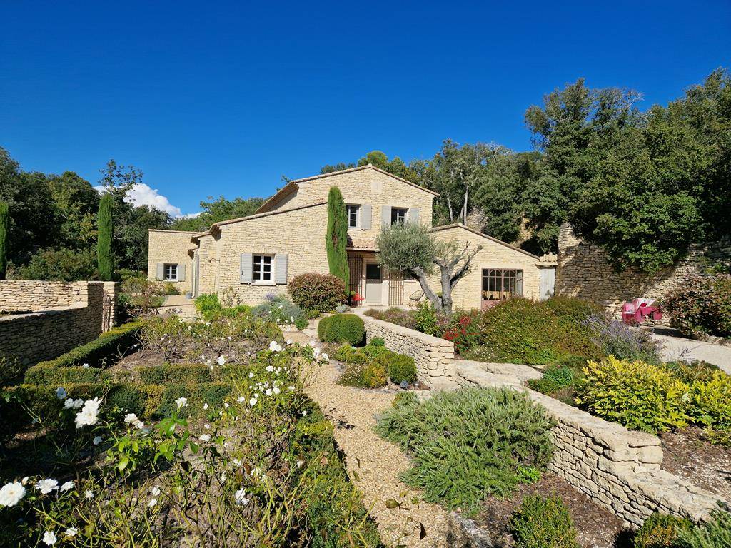 MAISON EN PIERRE AVEC PISCINE A DEUX PAS DU VILLAGE A GORDES   