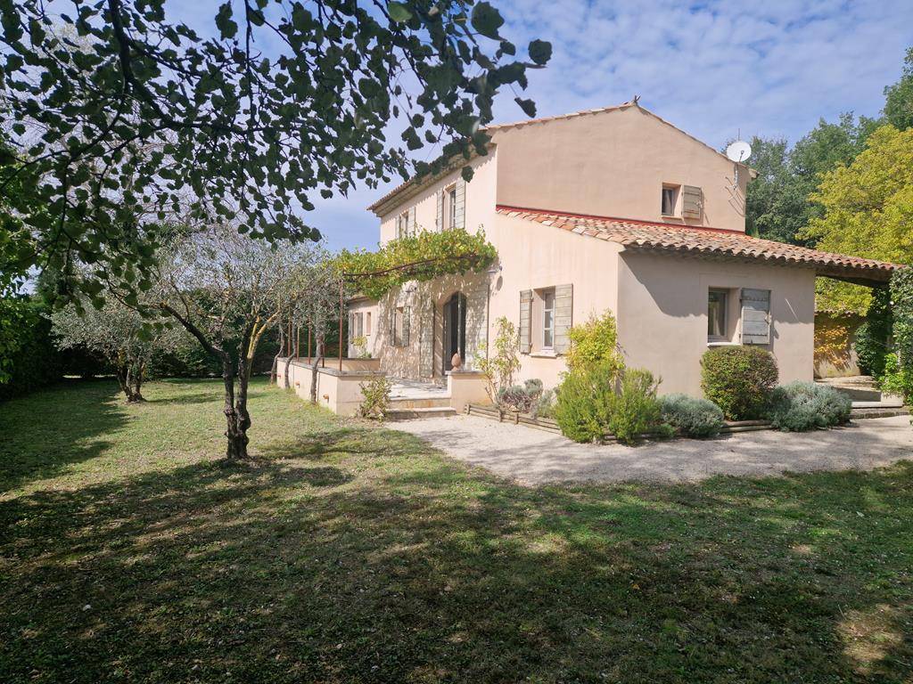 Ménerbes : maison récente avec piscine sur 2 hectares    