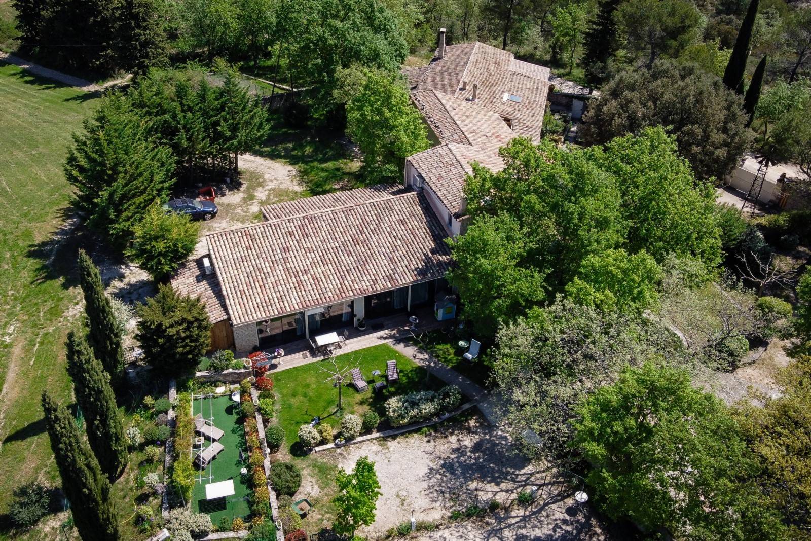 5mn de Gordes, grande propriété sur plus de 2 hectares   