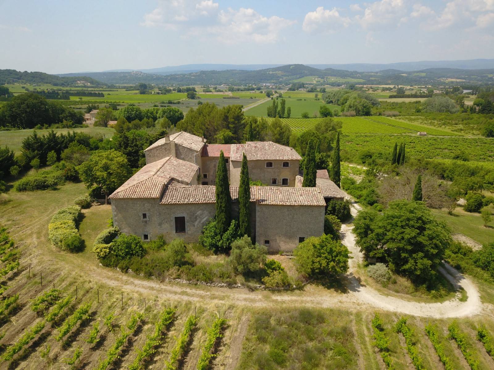 Authentique mas remarquable à vendre par l'agence ROSIER du Luberon, à deux pas de Bonnieux et Lacoste