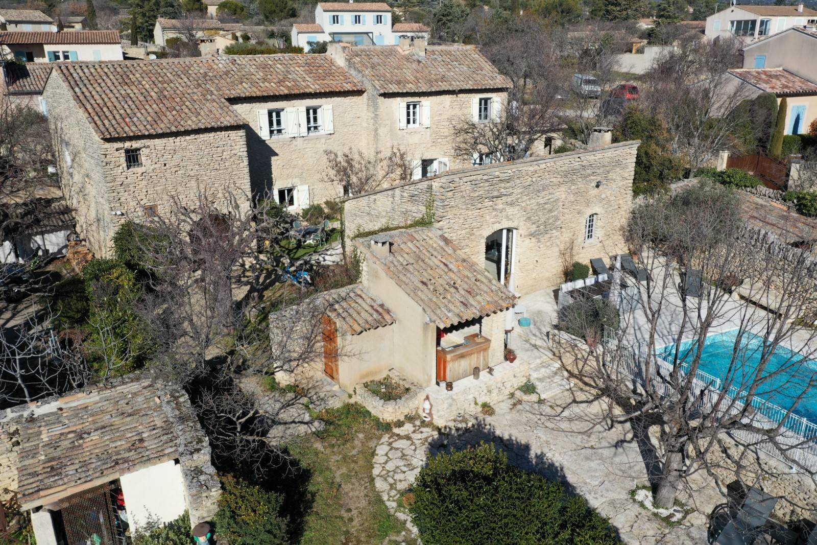 Luberon, mas XVIIème siècle au coeur du village avec jardin et piscine   