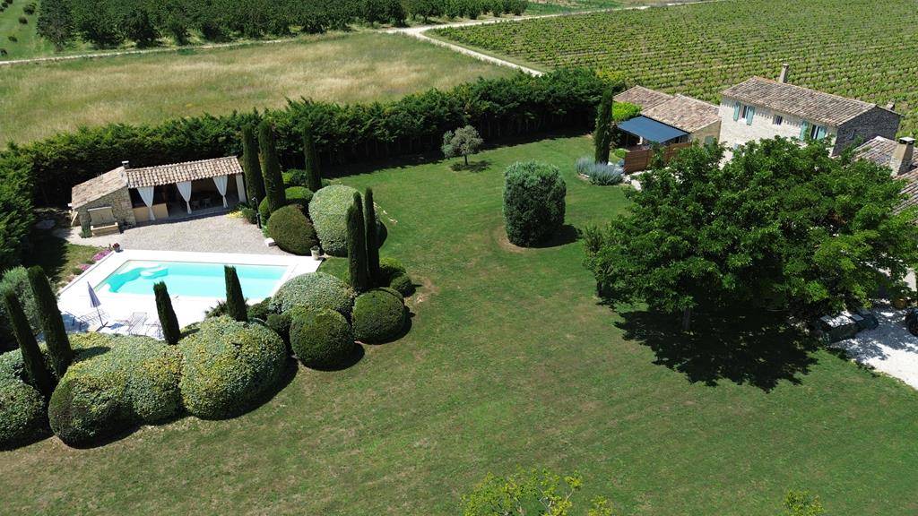 GORDES, AUTHENTIQUE MAS AVEC VUE SUR LE LUBERON   