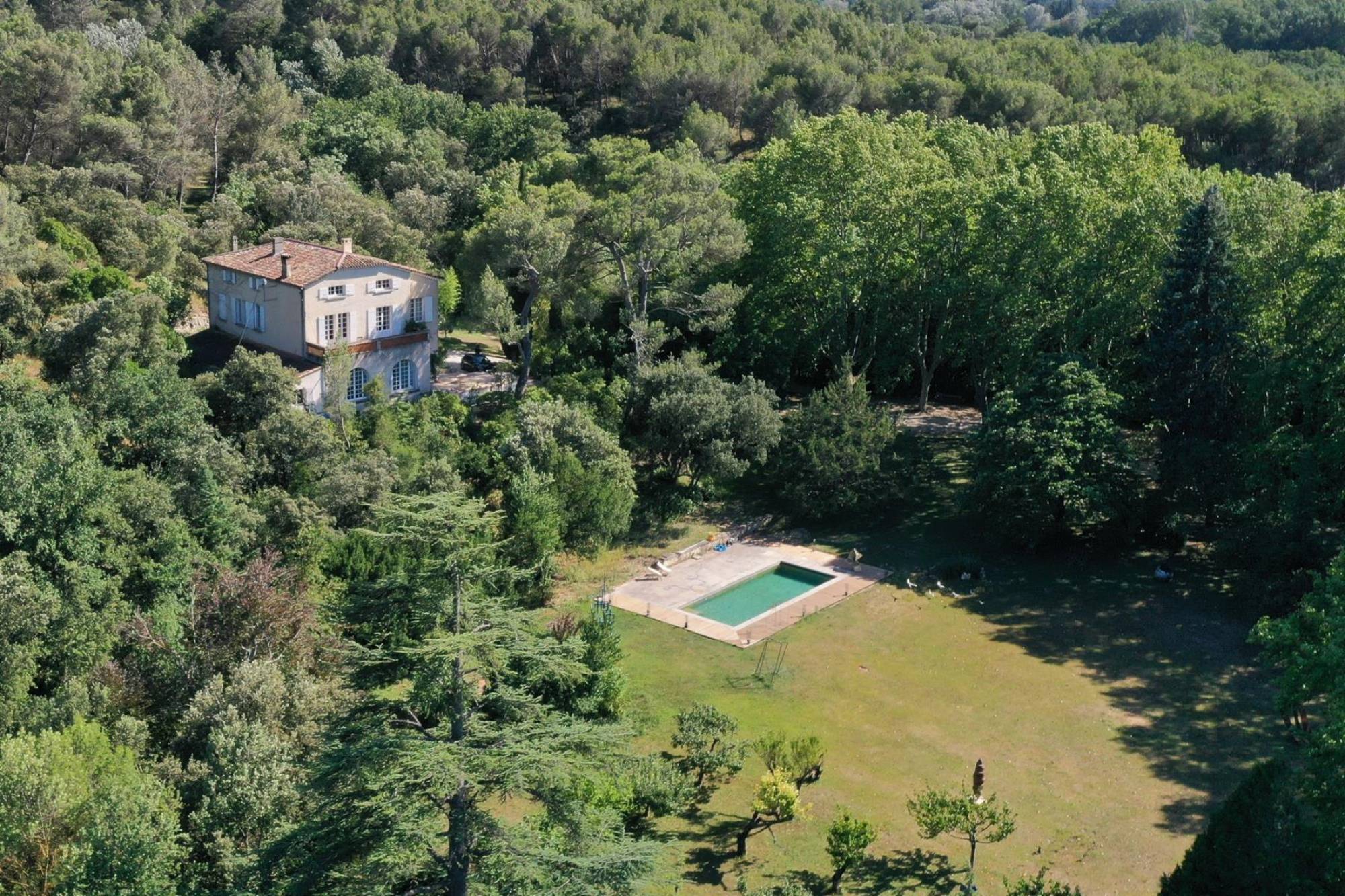 entre l'Isle sur la Sorgue et Lagnes à quelques pas du golf international 18 trous de Saumane-de-Vaucluse.