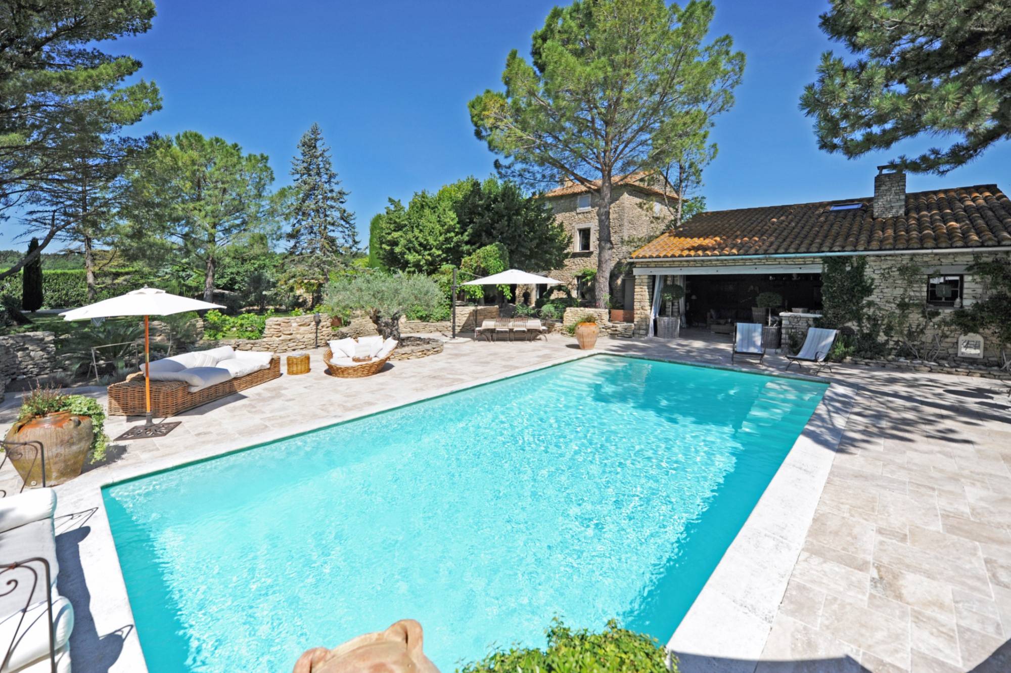 Belle propriété de famille avec piscine et parc à proximité du centre ville de l'Isle sur la Sorgue.