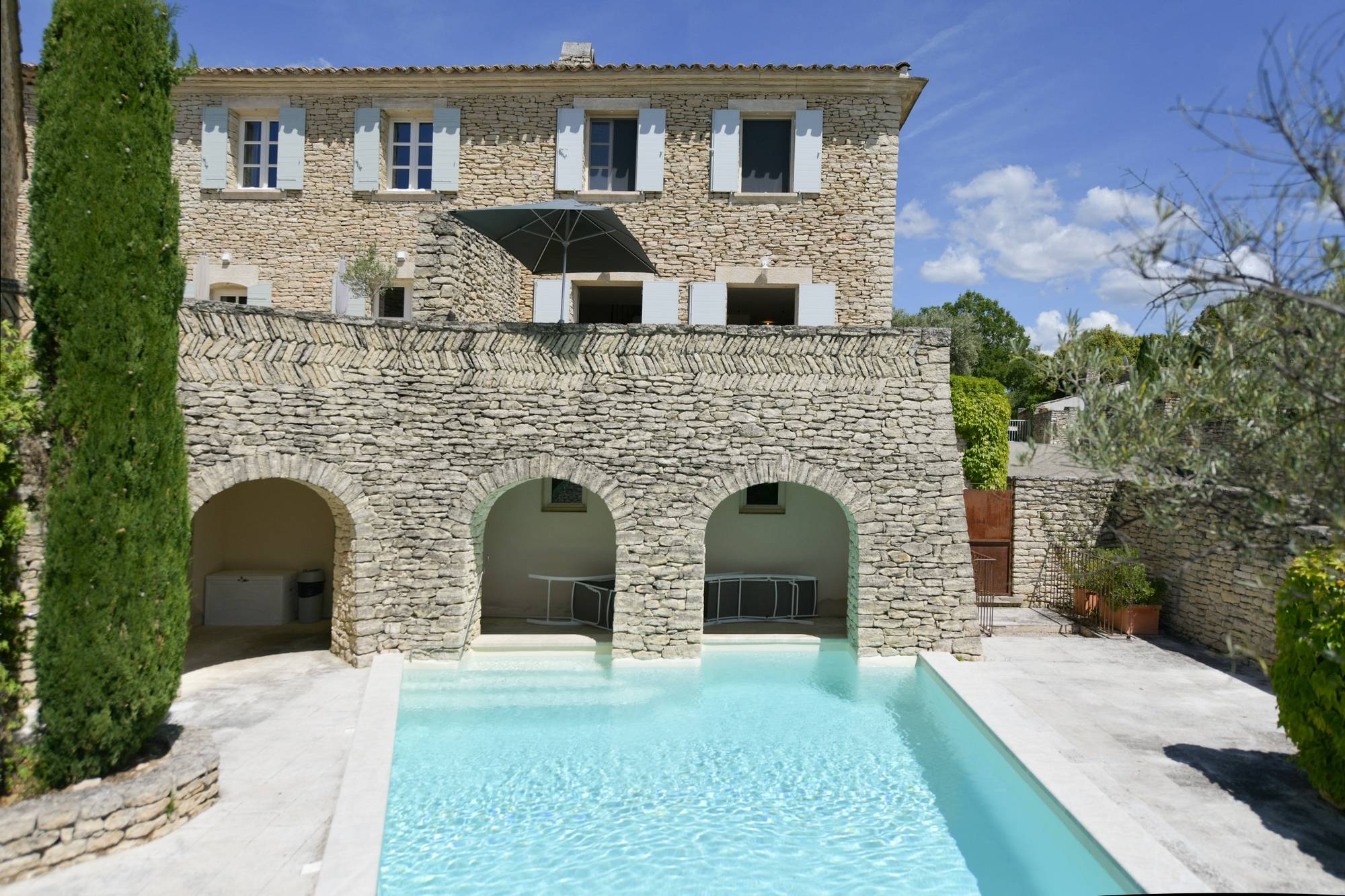 Gordes : maison en bordure de village avec garage et piscine dans une petite copropriété de charme.