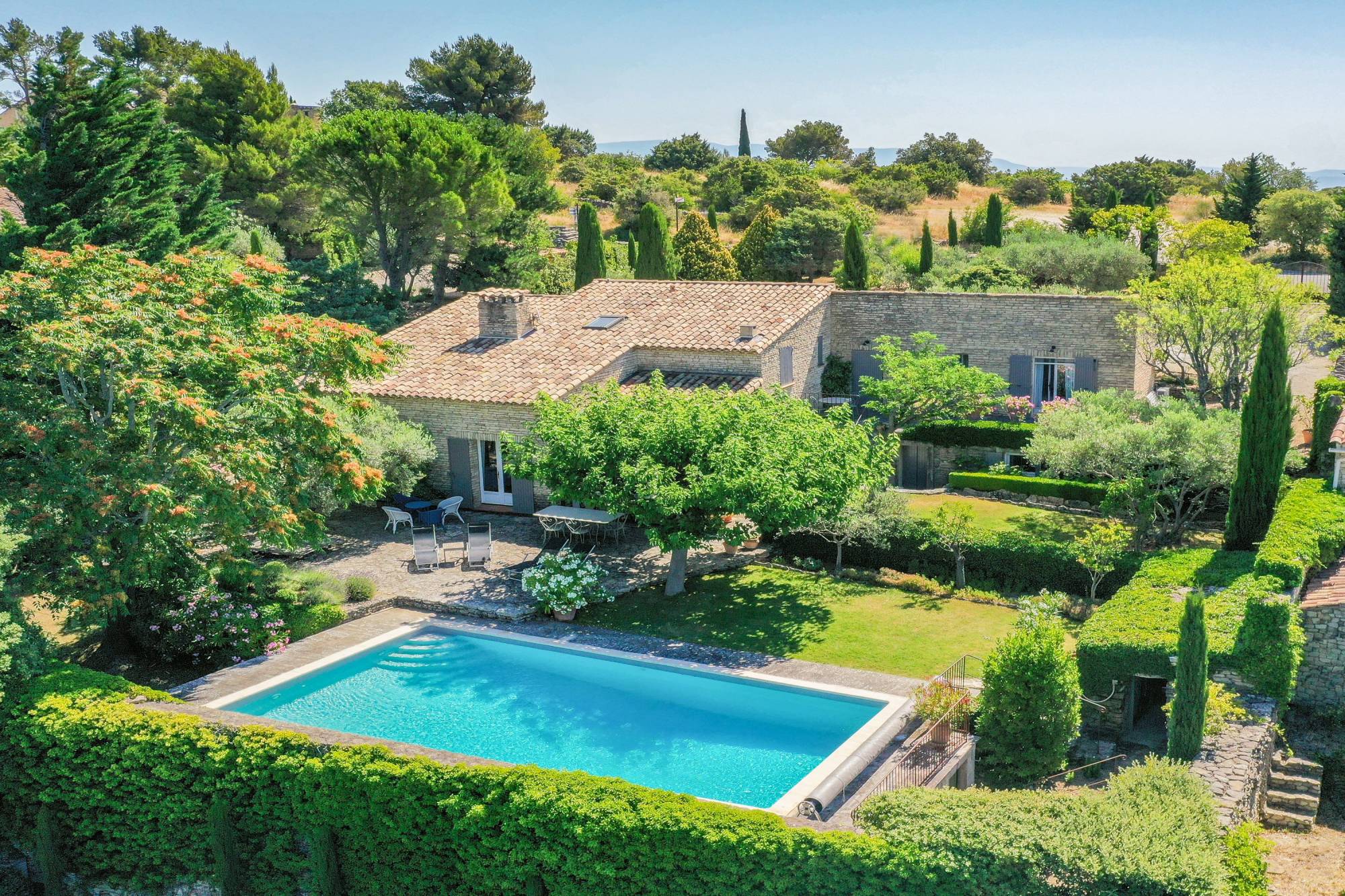 Charmante propriété en pierre avec piscine et belles vues sur le Luberon à la vente à quelques pas du centre de Gordes.