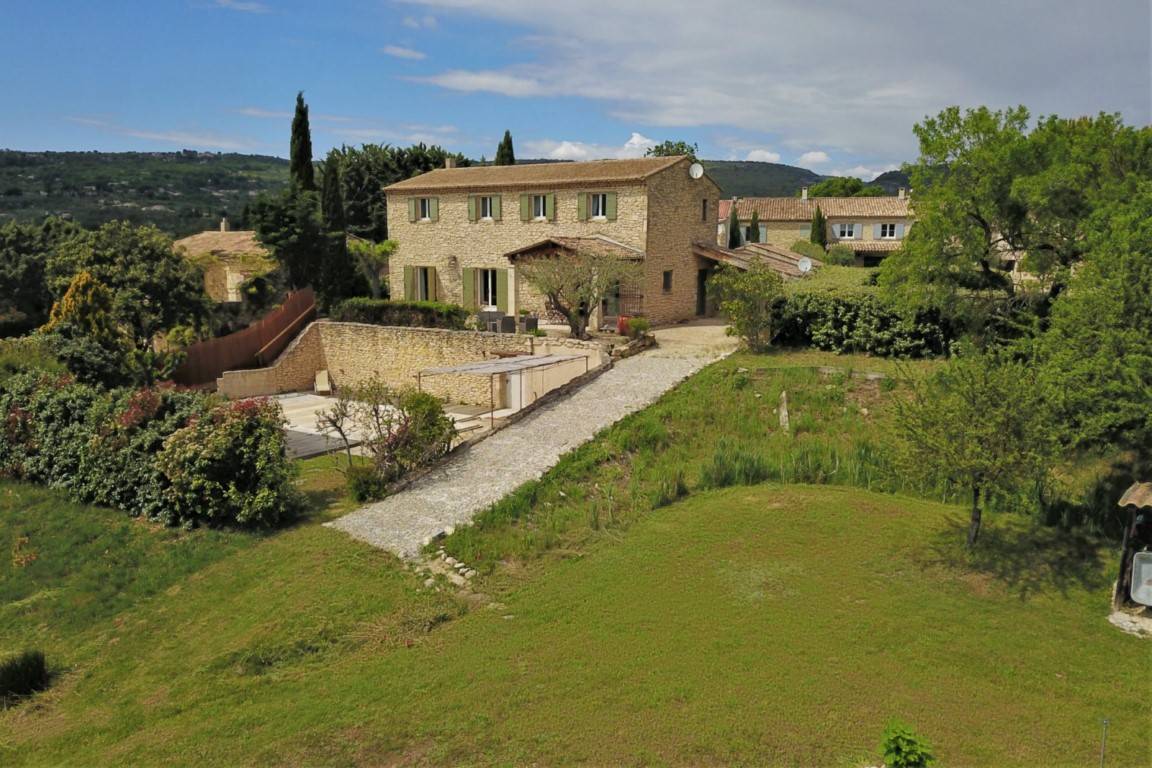 Gordes : maison de hameau avec vue   