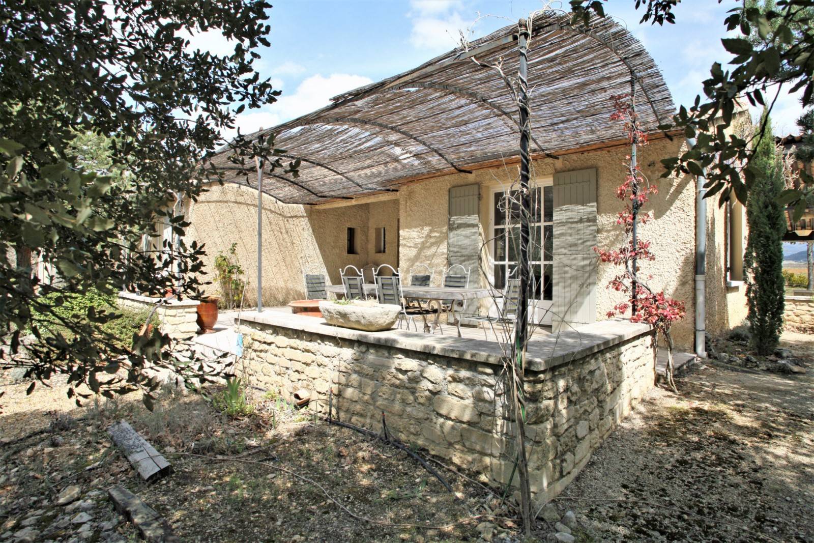 Roussillon, maison traditionnelle avec piscine et gîte   