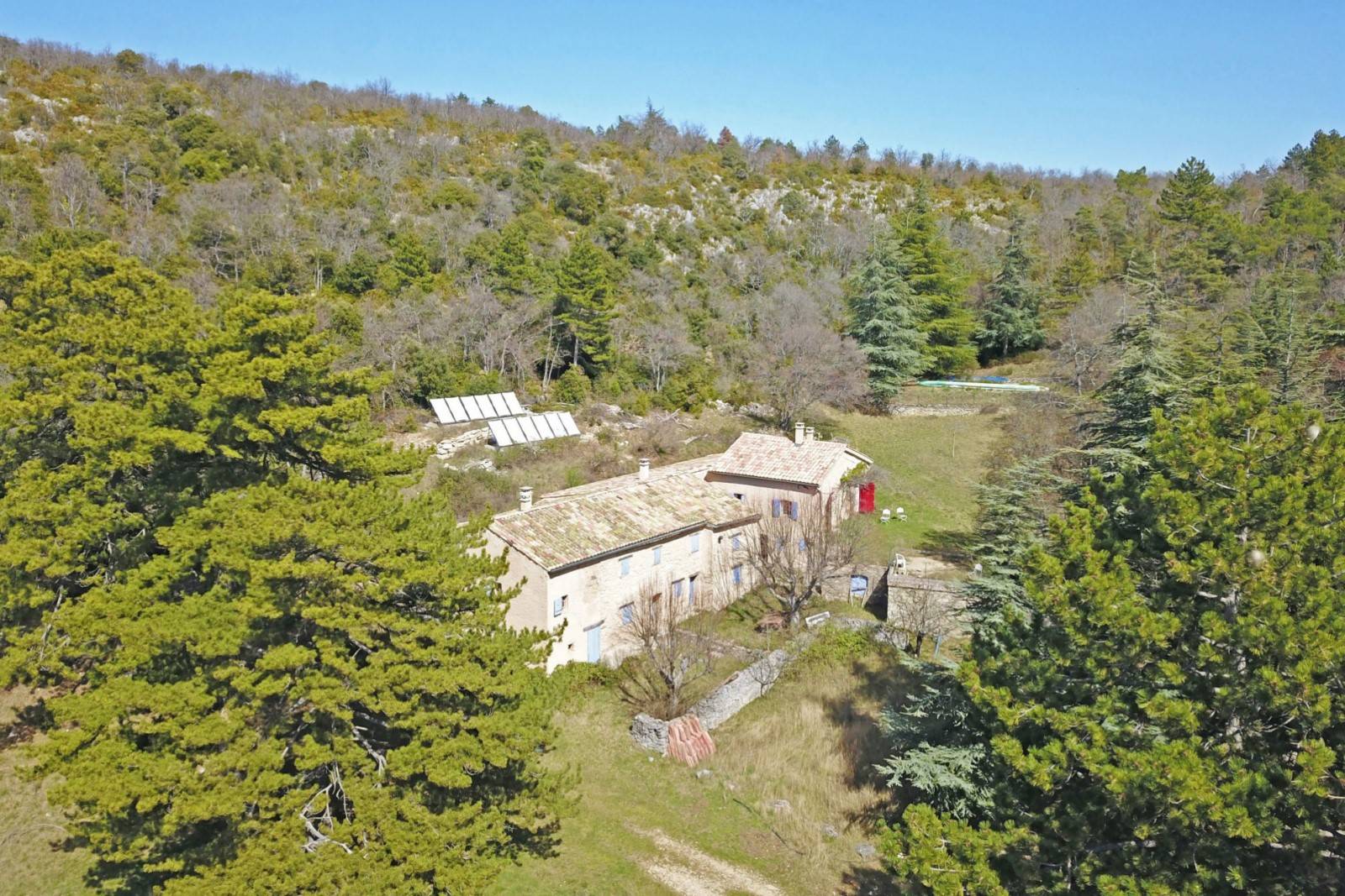 bergerie avec piscine et tennis sur 70 hectares   