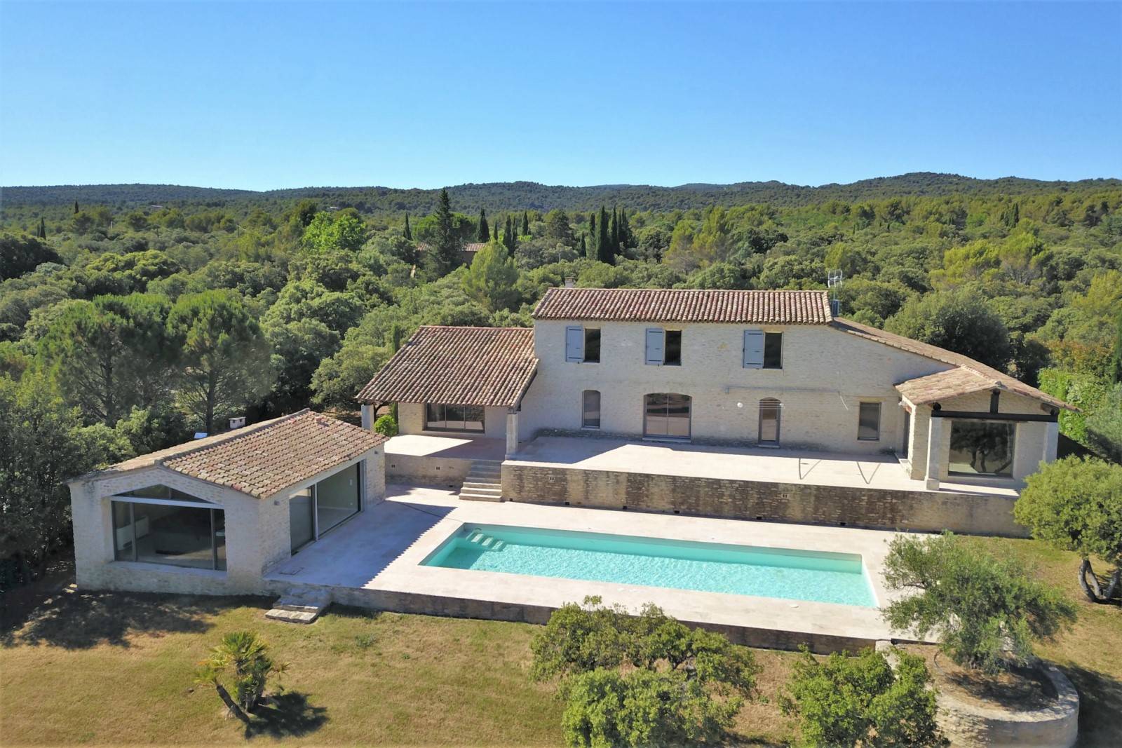 proche de Gordes, maison traditionnelle bénéficiant d'une vue sublime   
