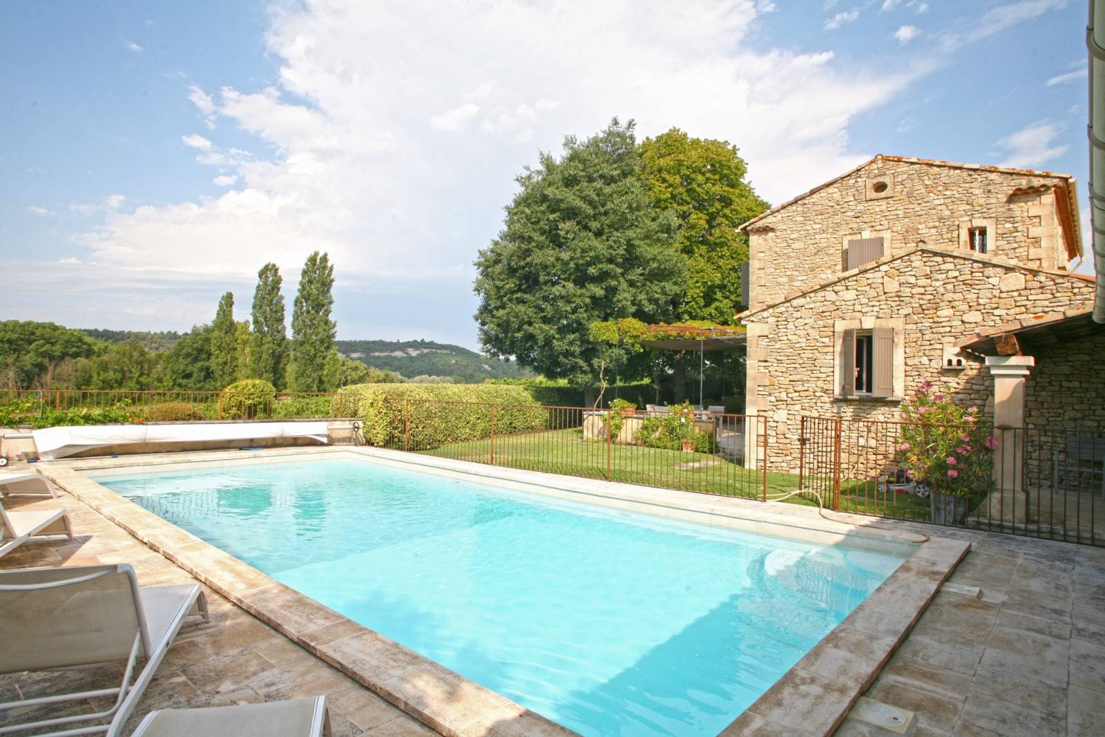 Maison en pierre avec piscine et vue sur le village   