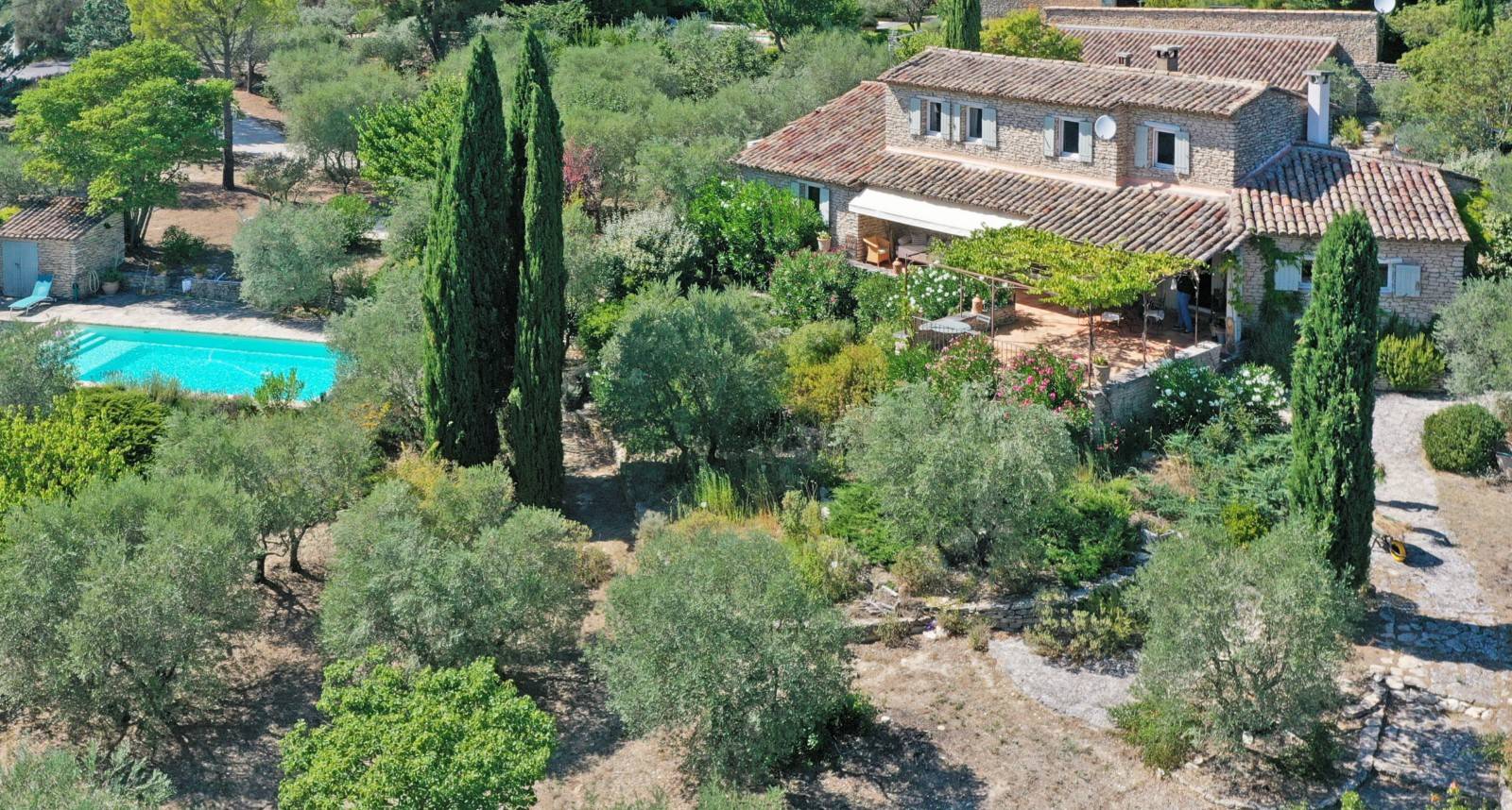 Gordes, maison en pierres avec vue superbe   