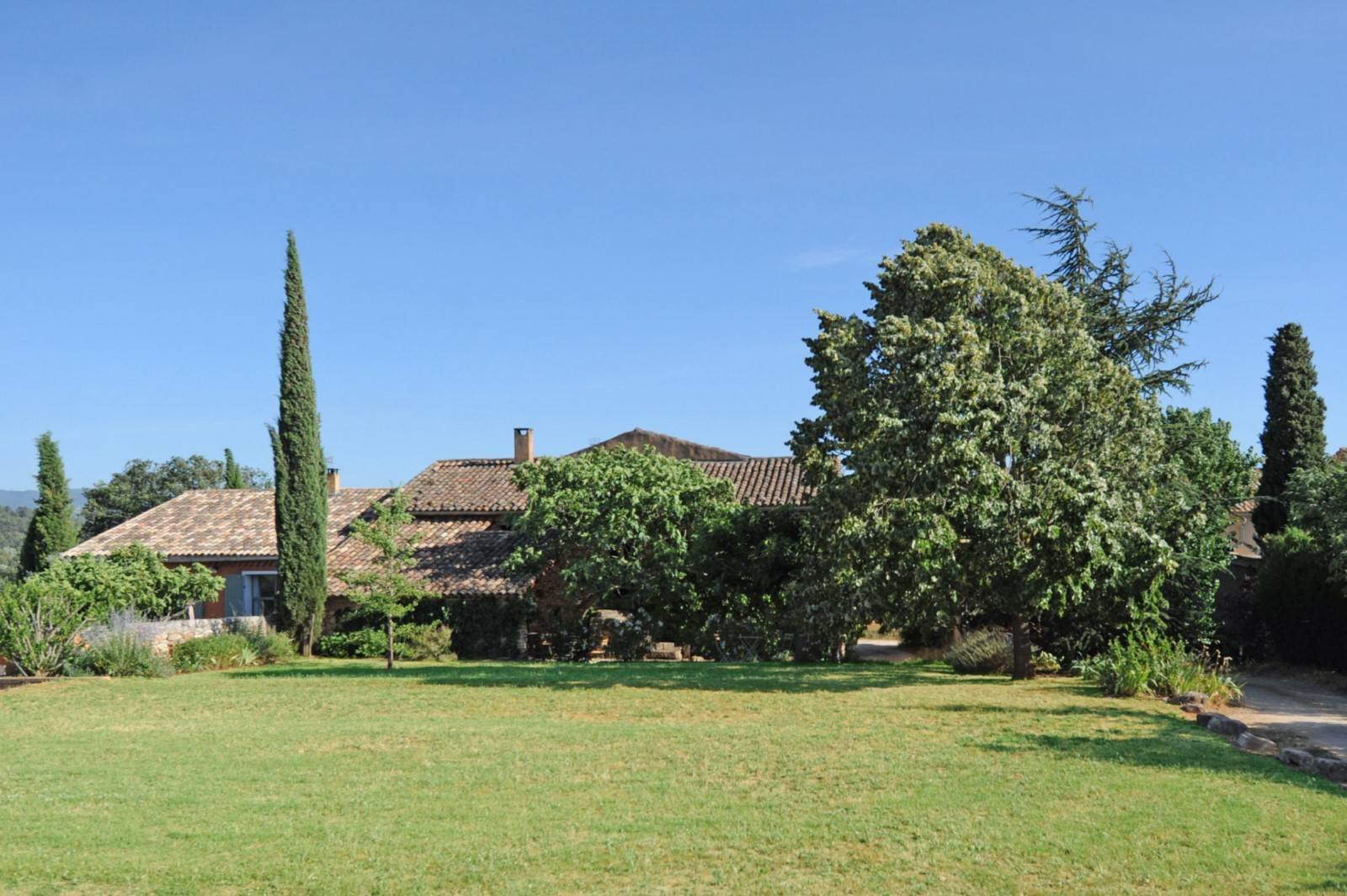 grande maison de hameau du 18ème siècle avec dépendances    