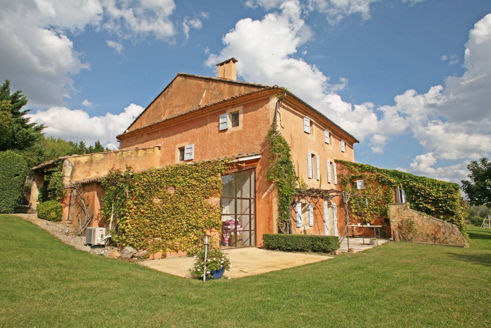 superbe bastide sur  près de 13 hectares à deux pas du village de Roussillon    