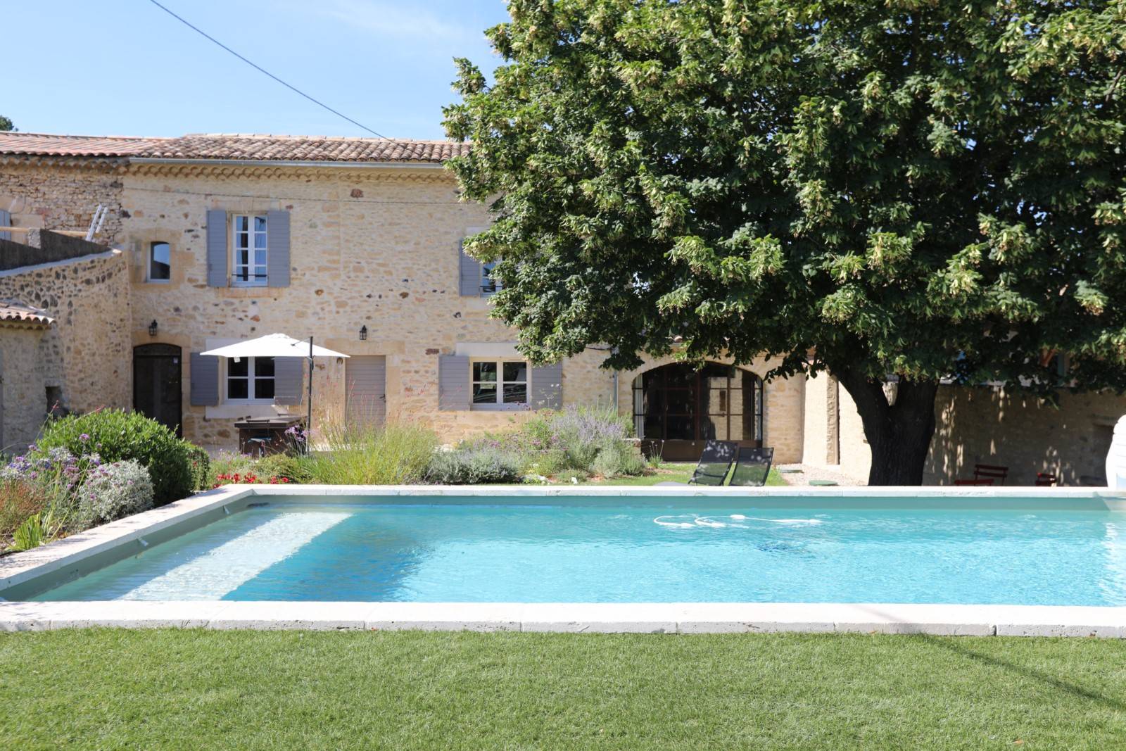 Maison de charme dans un Hameau de Gordes, rénovée avec piscine et vue   