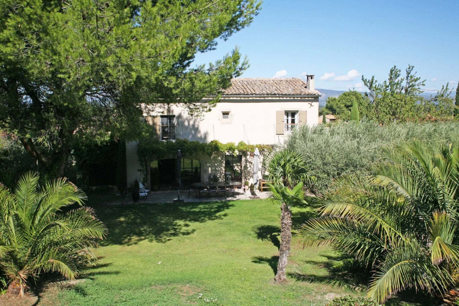 A Cavaillon, au pied de la colline St Jacques, maison avec piscine et oliveraie - BIEN VENDU -