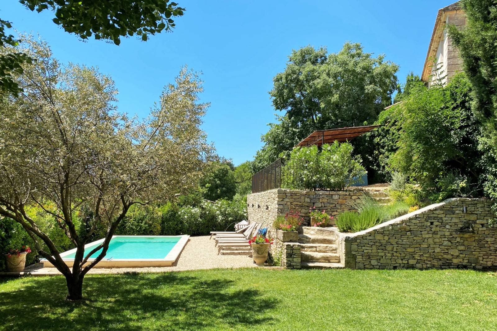 Joucas : Maison de village avec jardin, garage et dépendances   