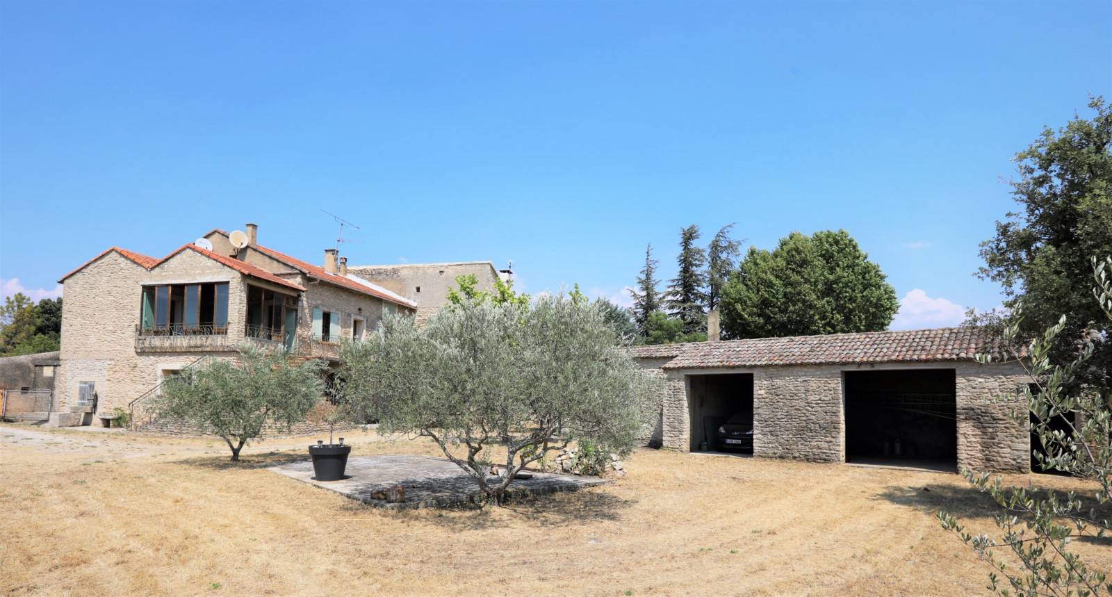 Hameau de Gordes, maison mitoyenne à rénover avec vue sur le Luberon   