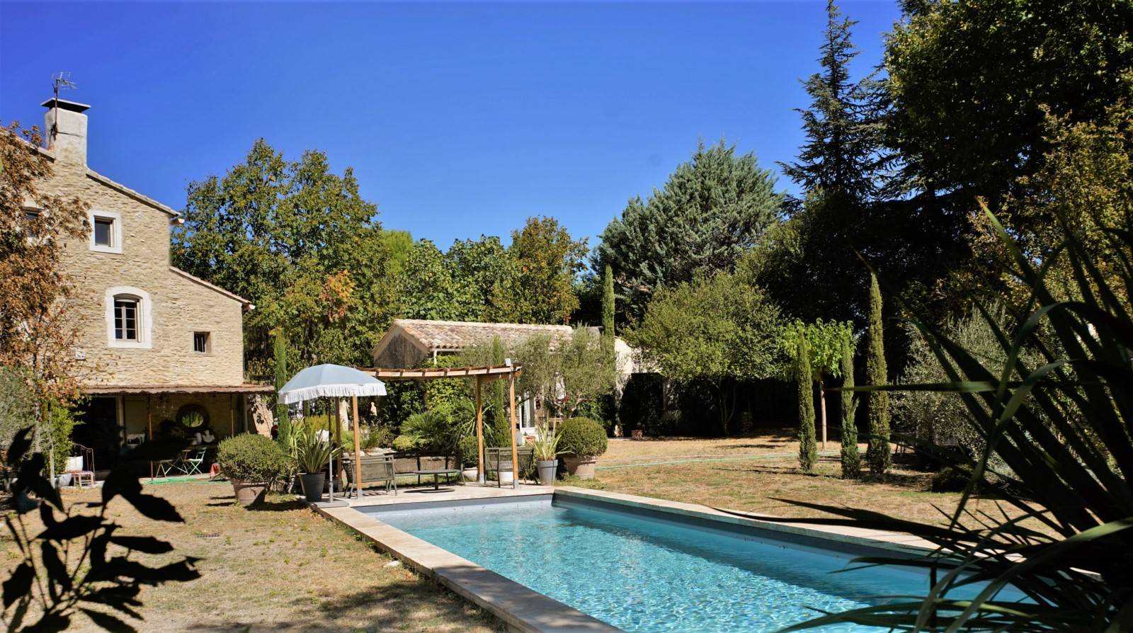 maison de hameau rénovée avec piscine à Gordes  