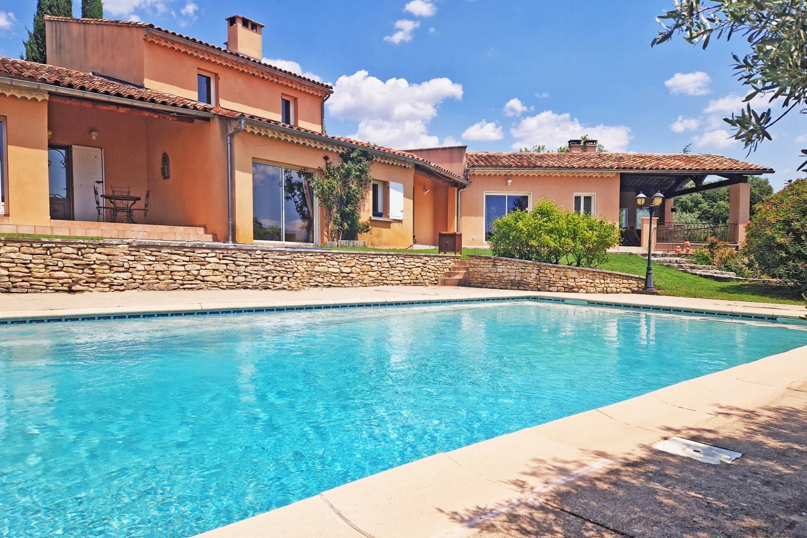 MAISON AVEC PISCINE ET VUE A DEUX PAS DU VILLAGE   