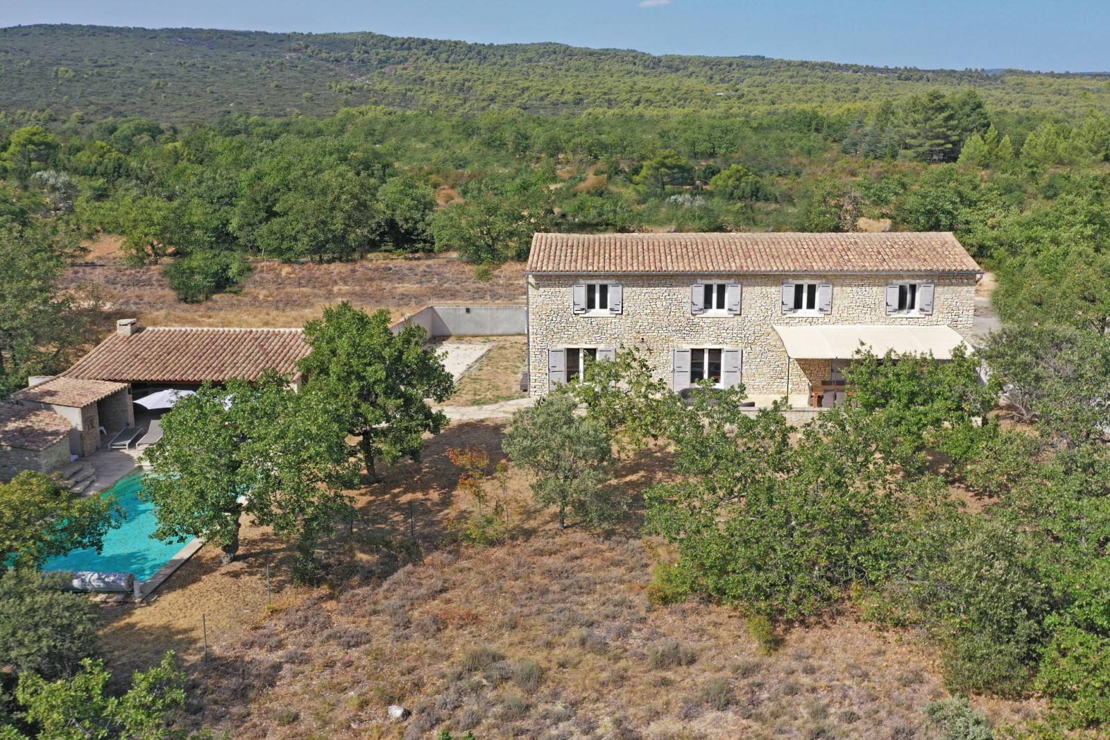 Proche de Gordes, maison d'architecte dans un quartier résidentiel et sécurisé.   