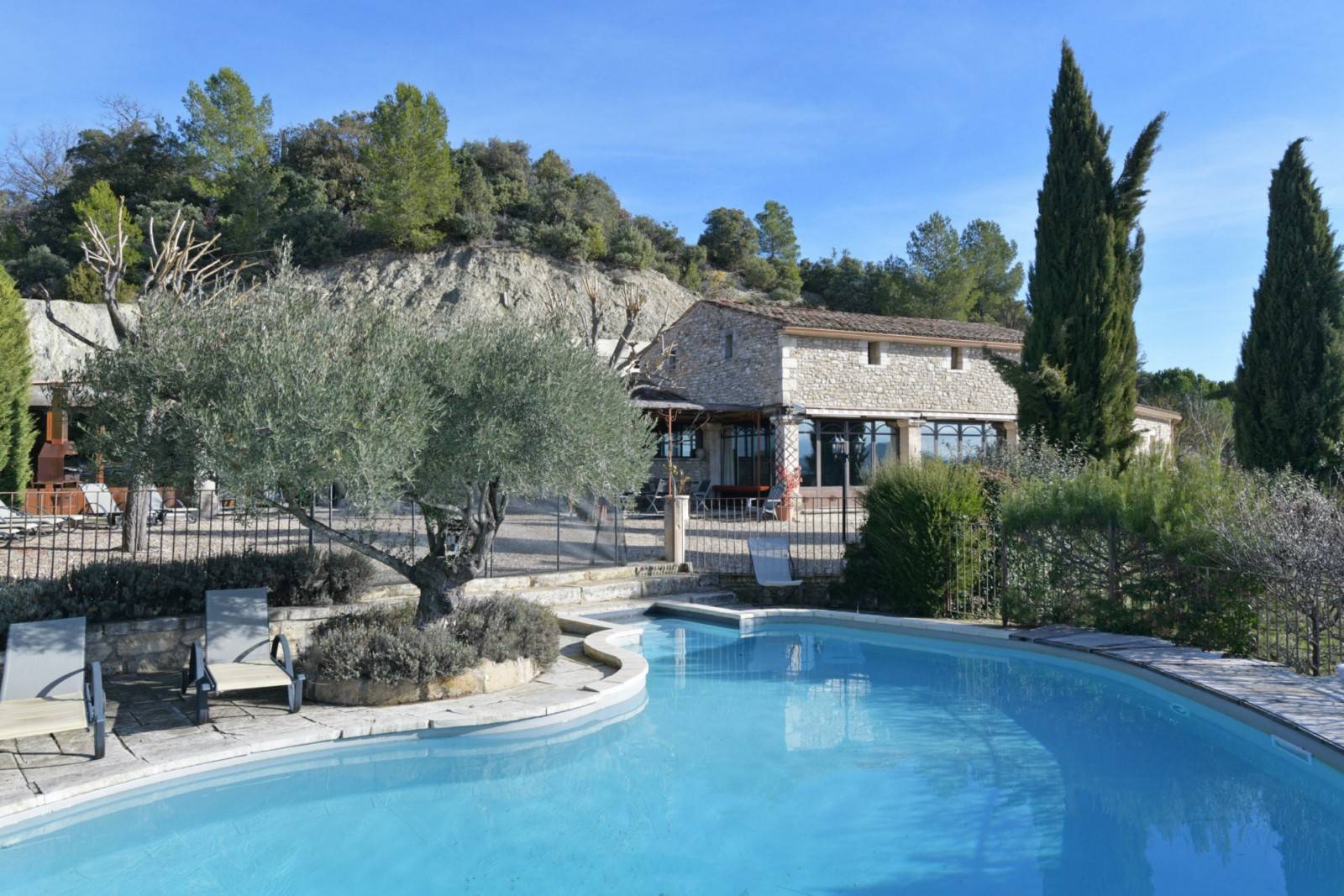 Proche de Gordes: Propriété d'agrément à flanc de colline.   