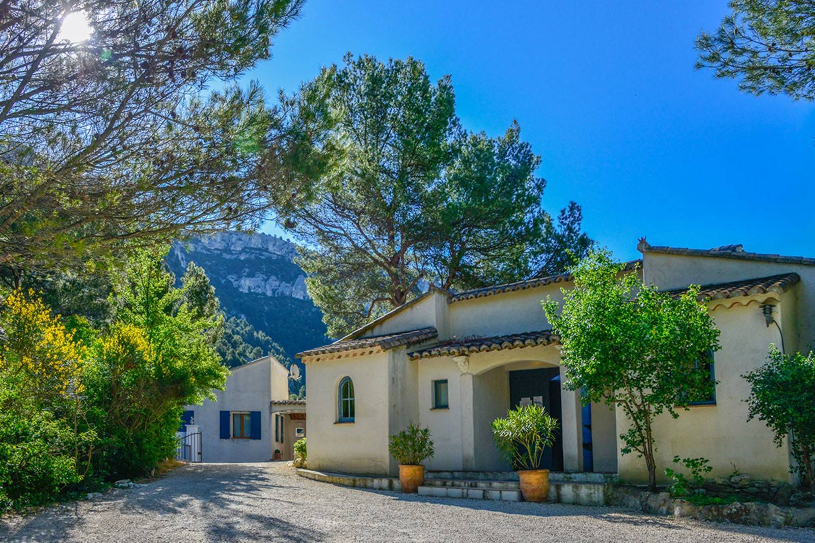 Hameau privé composé de 3 habitations proche Isle sur la Sorgue 