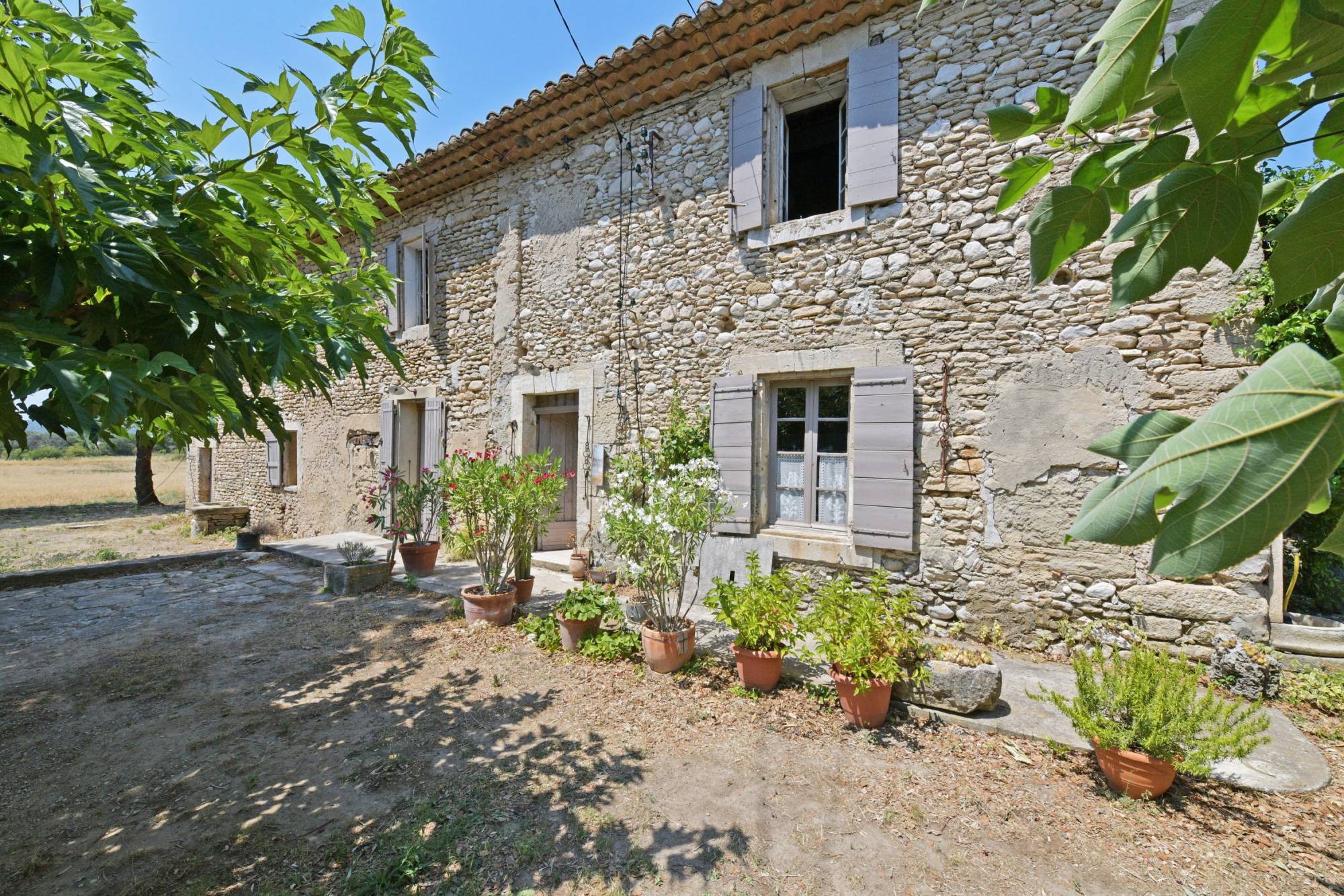 Authentique mas en pierre à rénover, entre Gordes, Cabrières-d’Avignon et Ménerbes, face au Luberon, sur plus de 2,3 ha avec vues exceptionnelles.