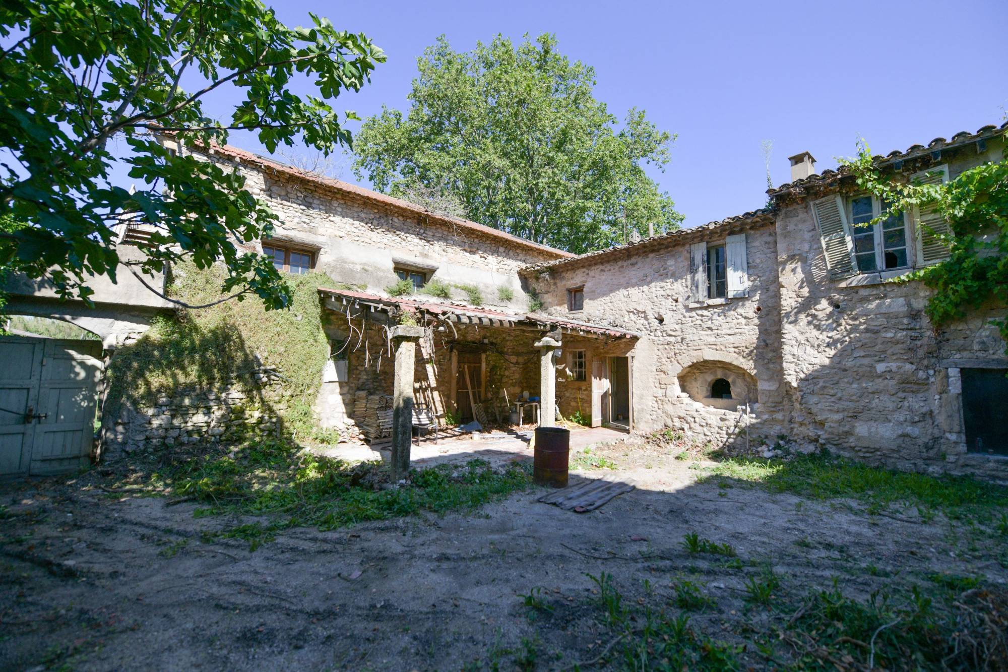 A vendre dans le Luberon : hameau privé historique à rénover sur la piste cyclable Via Domitia.