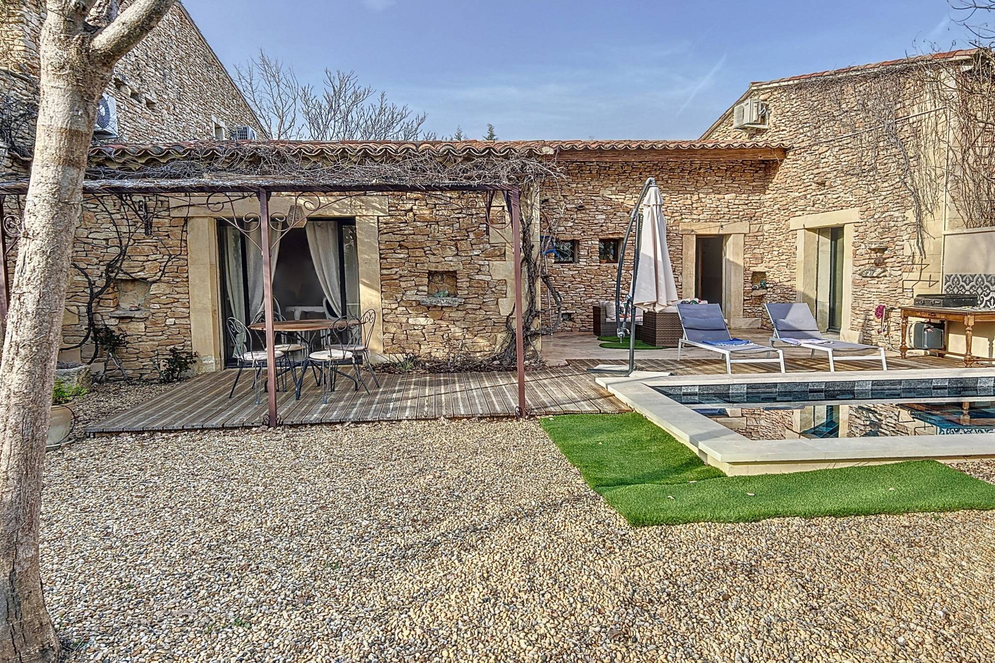 À vendre à Gordes, maison en pierres avec piscine privée, terrasse  et 2 places de parking, au calme avec vue dégagée.