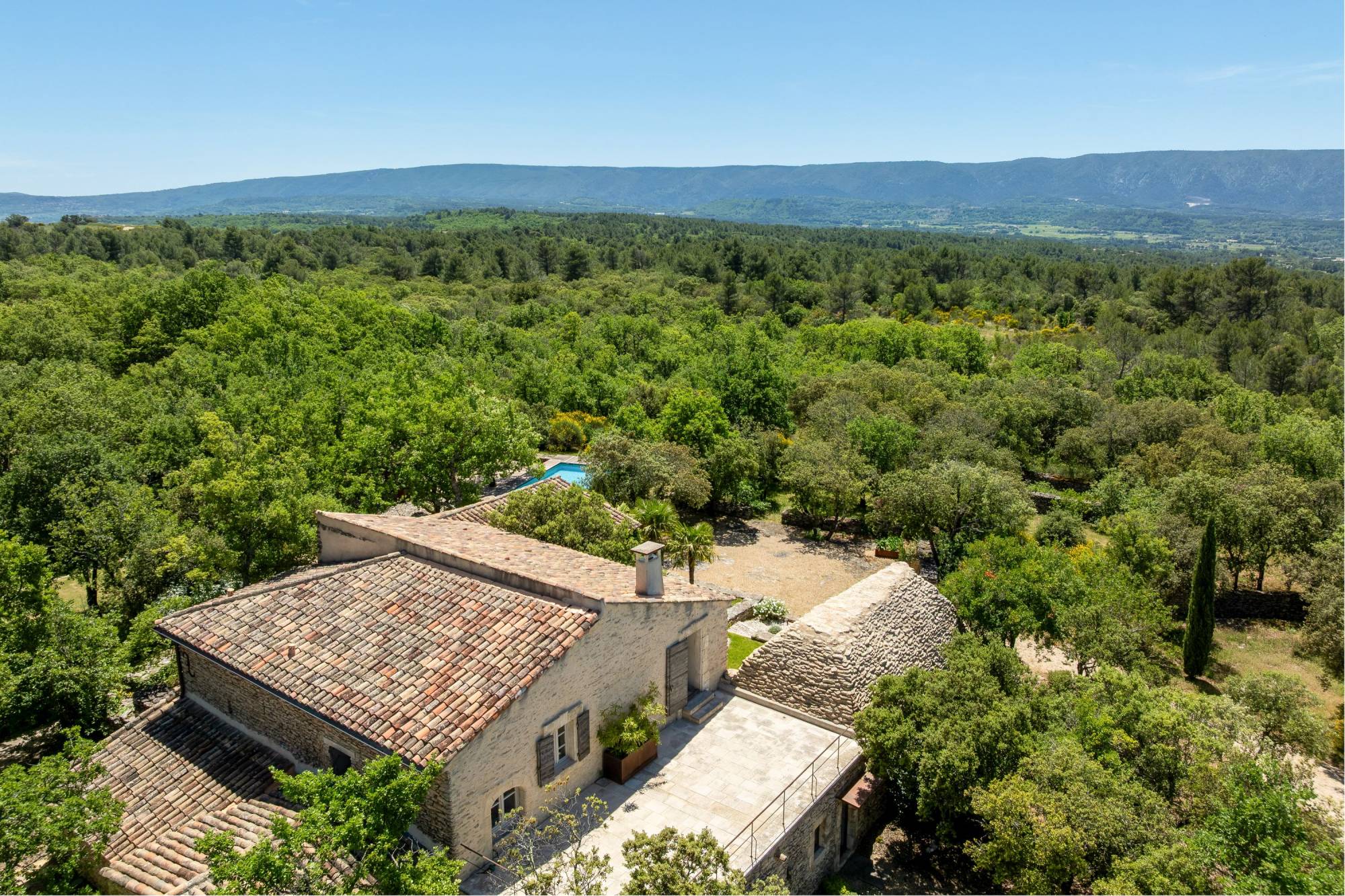 A la vente à Gordes, mas restauré dominant la vallée du Luberon au cœur d’un domaine de 3,4 hectares avec piscine.