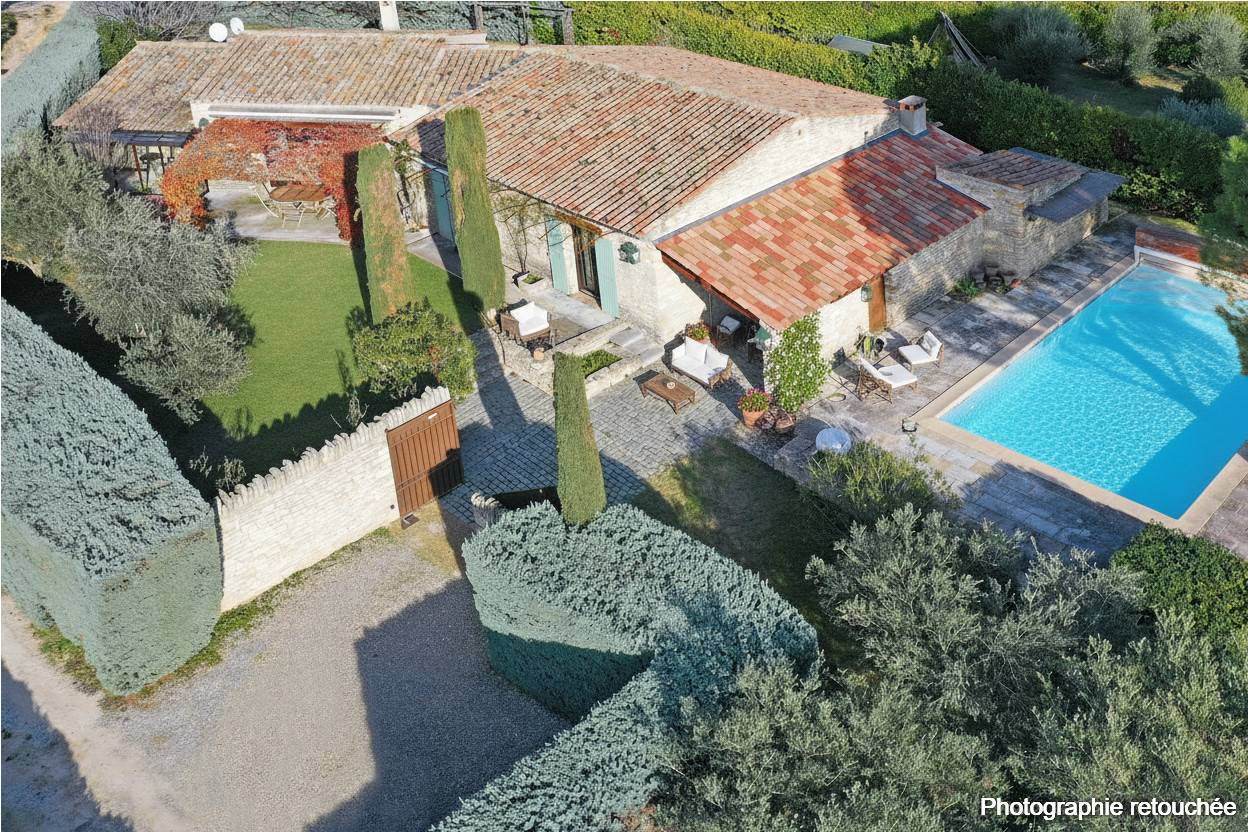 A la vente, maison de hameau avec piscine et vue sur le Luberon dans un environnement calme entre Gordes et Ménerbes.