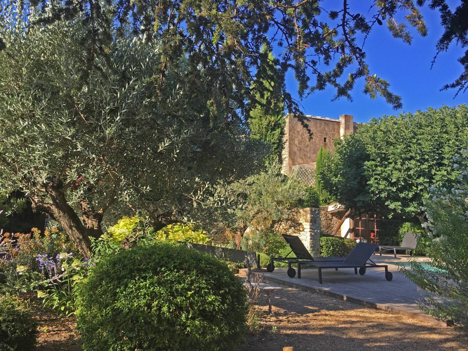 Gordes : maison de village avec jardin et piscine   