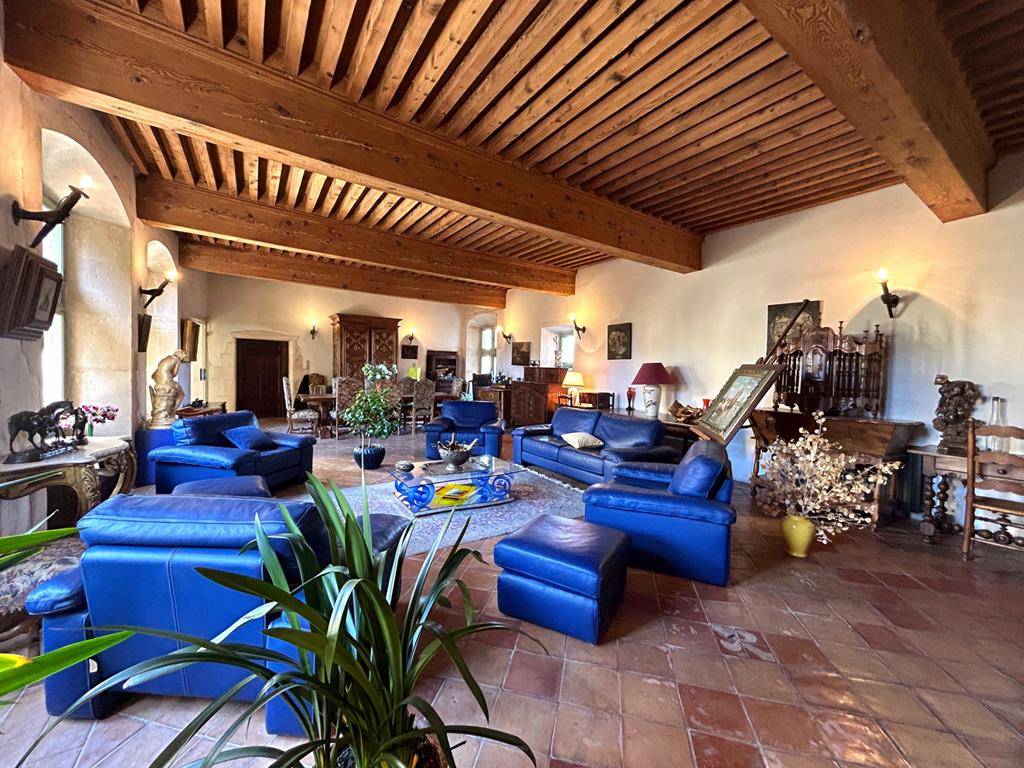 BIEN VENDU à Pernes-Les-Fontaines - Vente Élégant château du XVIᵉ siècle, cour, jardin intimiste, piscine, au cœur historique et touristique du village.