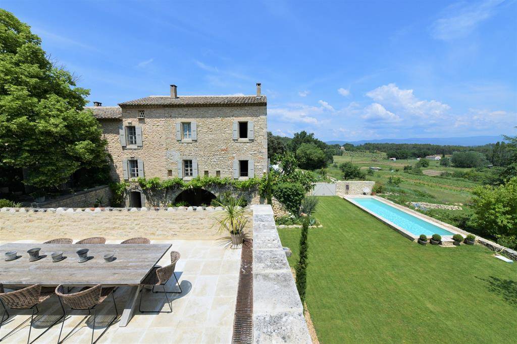 Au coeur du village de St Pantaleon, entre Gordes et Goult, maison de charme avec vue.   
