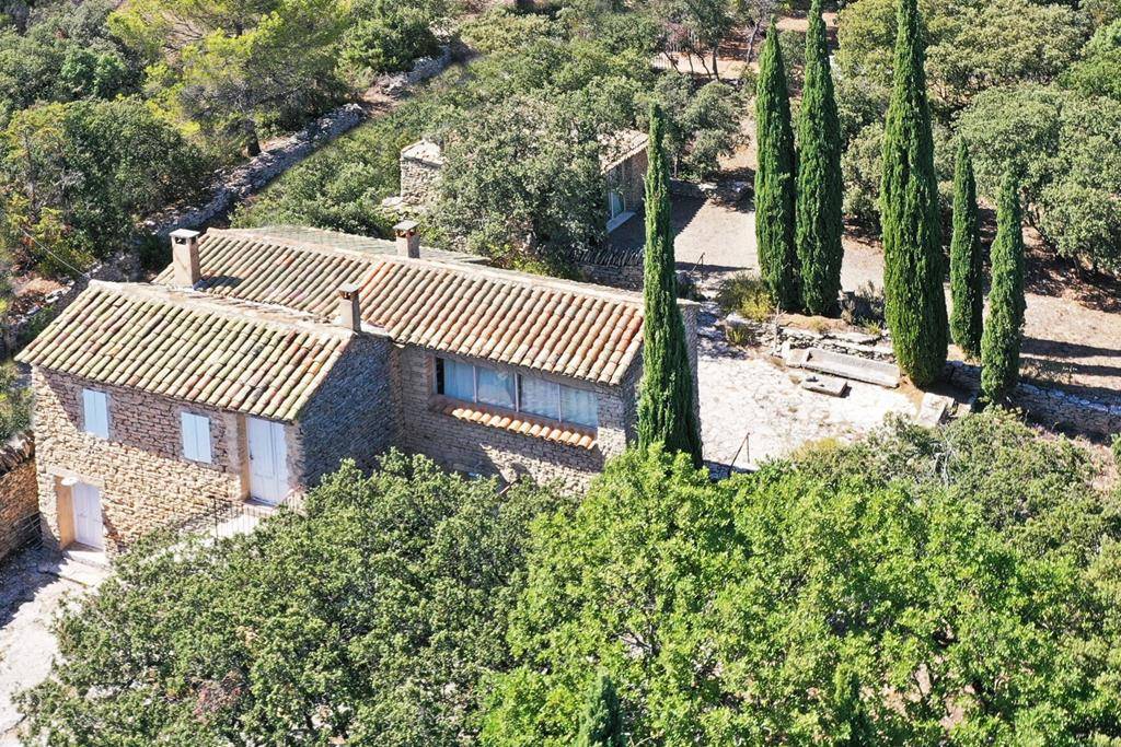 Bergerie aménagée, piscine et nombreuses dépendances sur 3 hectares de garrigue   