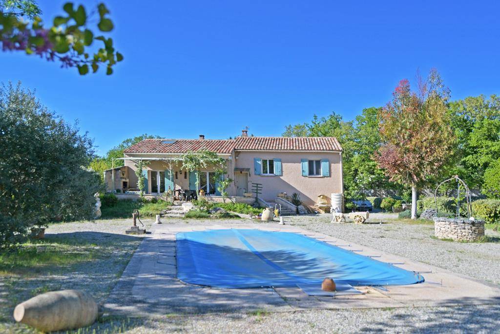 Entre Lacoste et Ménerbes, villa avec piscine face au Luberon   