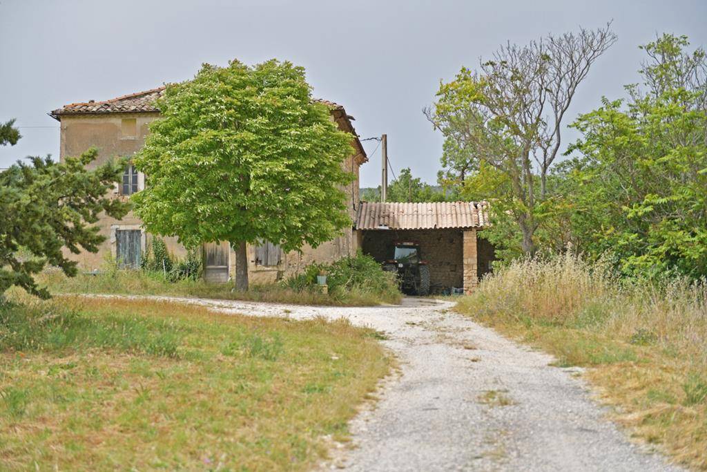 A QUELQUES MINUTES DE GORDES, AUTHENTIQUE FERME 18ÈME À RÉNOVER   