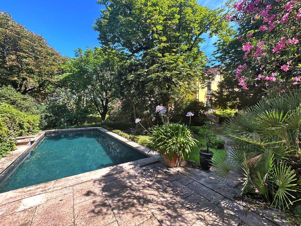DEMEURE DE MAÎTRE 1920, BÂTIE AU CŒUR DE LA CITÉ DES FONTAINES, SUR UN JARDIN PAYSAGÉ DE 2349 M² AVEC PISCINE.   