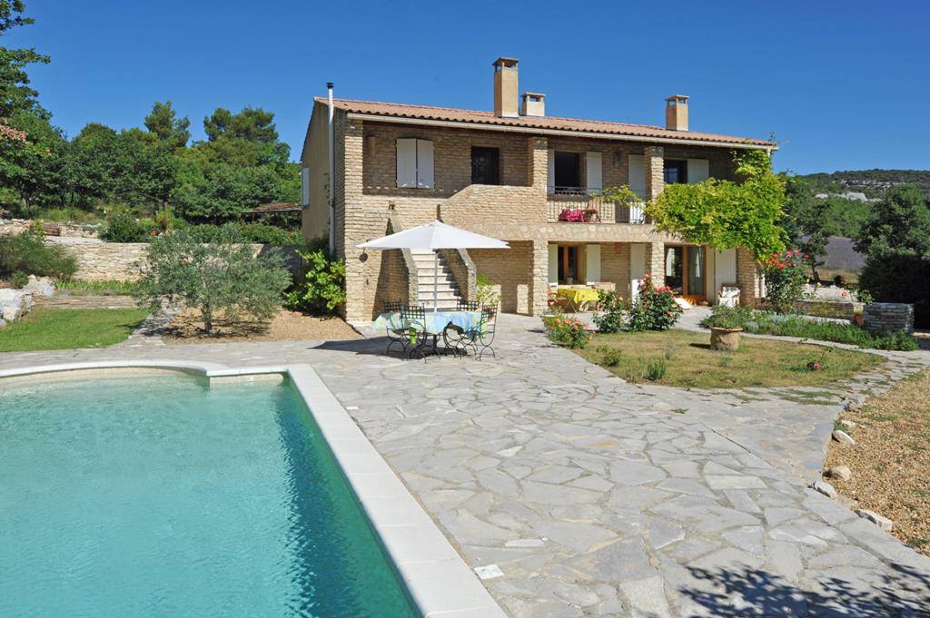 Murs: maison en pierres avec piscine et jardin paysagé dans la campagne, à quelques km de Gordes.