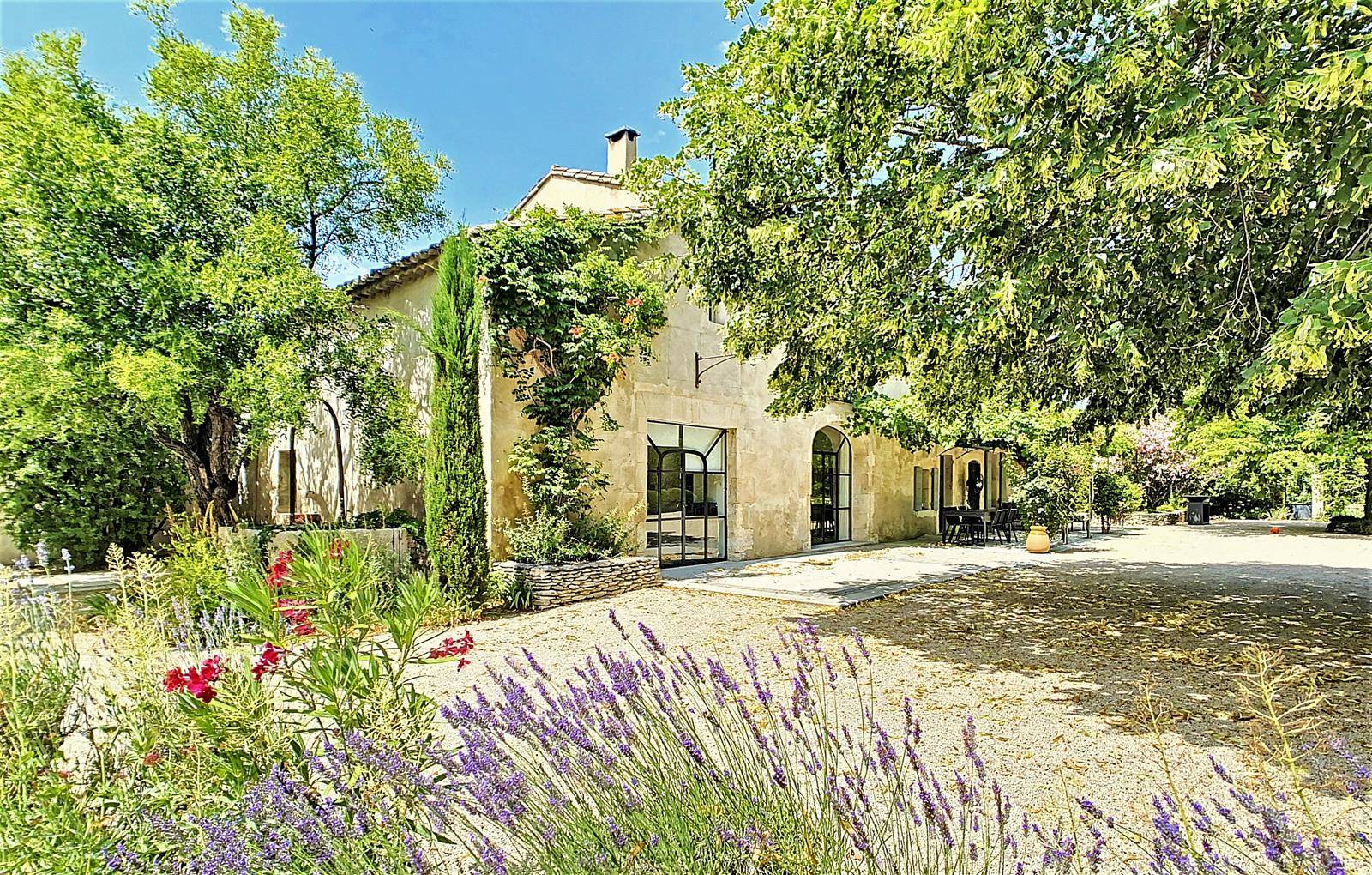 Mas du XVIIIème siècle entre Alpilles et Luberon.   