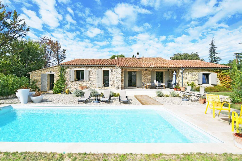 MAISON EN PIERRE AVEC PISCINE A GORDES   