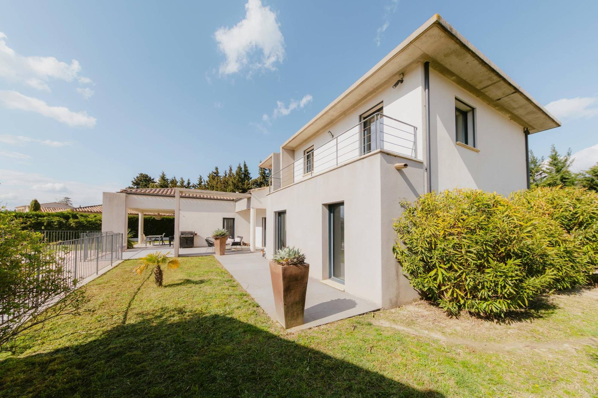 résidence sécurisée à deux pas du Golf de Saumane, villa contemporaine de 180 m² sur une parcelle de plus de 1400m² entièrement clos