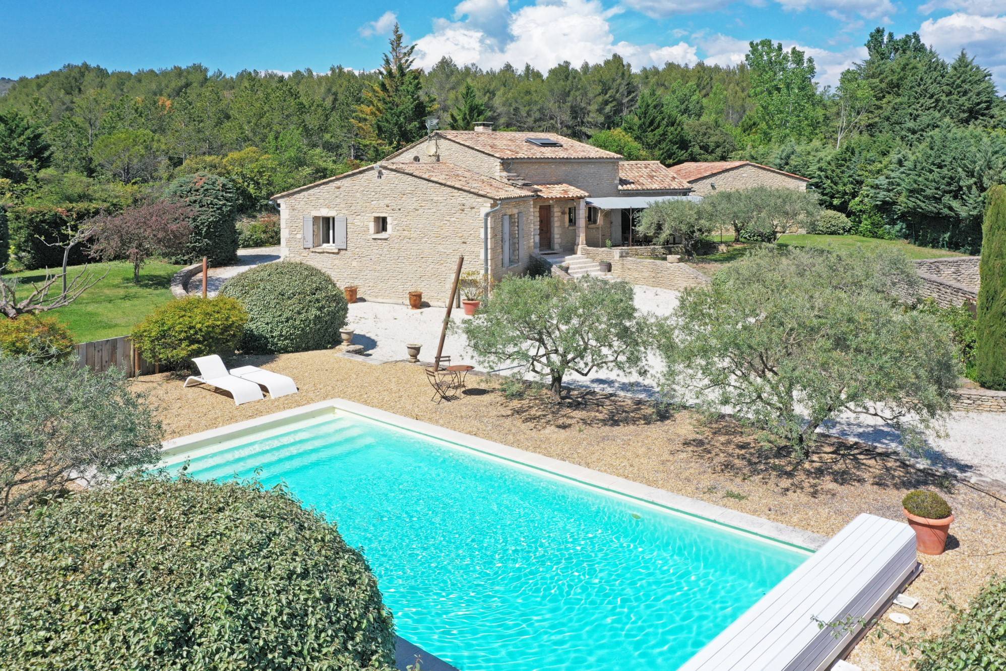 Gordes : maison en pierres avec piscine et dépendance    